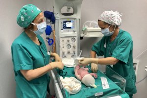 Dos profesionales atienden a un niño recién nacido en Torrecárdenas.