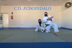 Los deportistas en el tatami del Club Judoindalo.