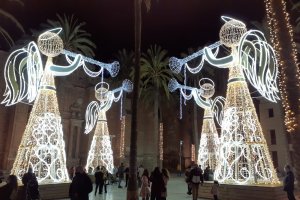 Las luces de la Plaza de la Catedral ya están encendidas.