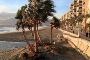 Imagen de archivo de una jornada de viento en Almería capital.