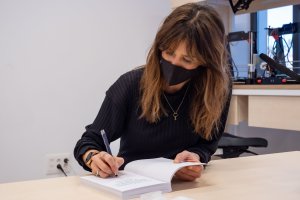 Isabel Jiménez, firmando un ejemplar hoy en la Biblioteca Municipal.