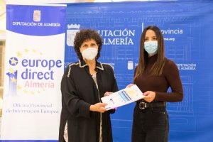 La diputada de Iniciativas Europeas junto a la joven almeriense.