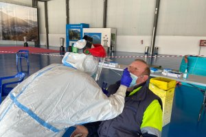 Imagen de un almeriense sometiéndose a un test de antígenos.