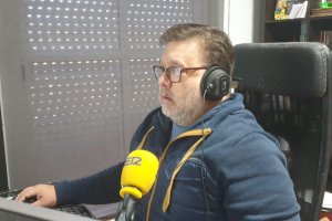 Alfredo Casas en su improvisado locutorio desde su hogar en Huércal de Almería. Foto de su esposa Mari C. Moreno.