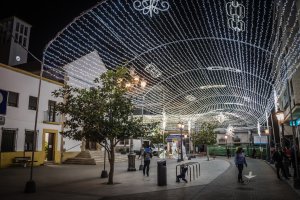 Las luces de Navidad ya brillan en Roquetas.