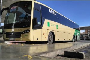 Autobús metropolitano ubicado en la estación intermodal