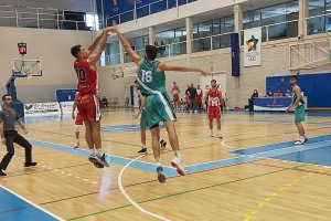 Reyes lanza a canasta.