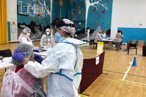 Sanitarios realizan test de coronavirus a almerienses en los rastreos masivos.