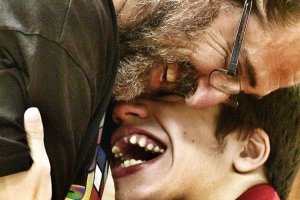 José Ferrer abrazando al pequeño y feliz Ángel, como muestra la foto de Sonia Vizcaíno.