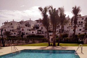 El hotel cuenta con jardines y zonas deportivas.