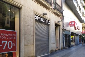 El local de Springfield en el Paseo de Almería cerró sus puertas el pasado marzo.
