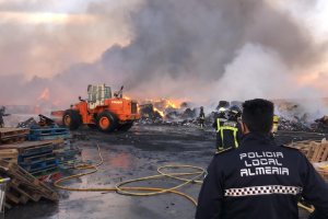 Labores de extinción del incendio en Reciclajes Lunimar.