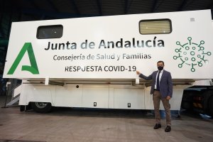 Juanma Moreno frente a una de las unidades móviles para cribados masivos.
