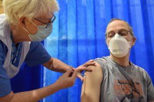 Un ciudadano de Gales recibe una de las primeras dosis de la vacuna de Pfizer.