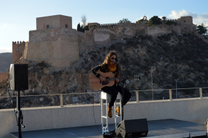 Lena Carrilero actuó en la terraza del CIP y el ayuntamiento hace unos días.