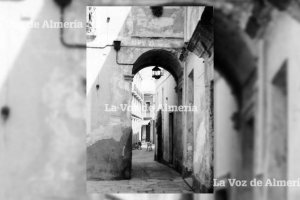 La vieja calle del Arco hacia 1970. Era un buen escenario para los niños y un gran ejemplo de la Almería de otro siglo que pasaba desapercibida.