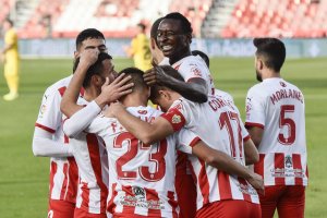 El Almería encadena tres victorias y sigue a un punto del ascenso.
