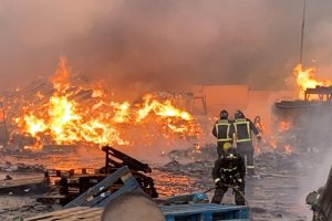 Incendio declarado en la planta de Reciclajes Lunimar.