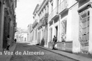La calle de la reina  en los años treinta, cuando faltaba mucho para que la llenaran de edificios.