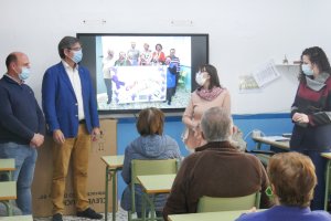 Responsables municipales en la visita a una de las aulas de adultos.