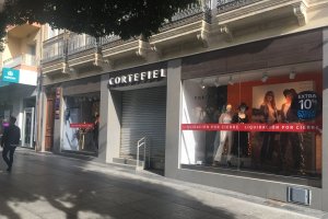 Cortefiel Mujer liquida existencias en el Paseo con la imagen de Sara Carbonero e Isabel Jiménez.