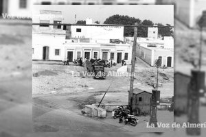 La caseta de madera del operario y el surtidor de gasolina que presidía la esquina de la calle de Granada y la Rambla de Belén.