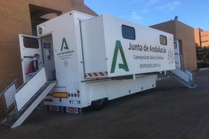 Los primeros almerienses que se someten a los test de antígenos en el camión-covid.