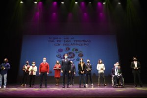 Premiados en el certamen y organizadores.