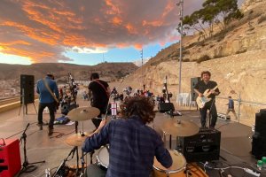 Actuación en la explanada del Mesón Gitano, en el marco del circuito.