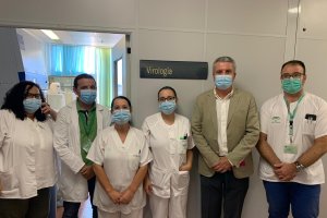 El delegado con personal del hospital huercalense.