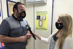 Jesús Ibáñez atendiendo a la reportera Mónica Aldehuela de Interalmería en una imagen publicada en las redes sociales de La Trece.