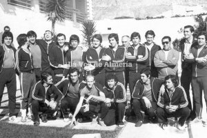 El humilde chándal de los jugadores del Almería en el verano de 1976, cuando se concentraron para jugarse el ascenso frente al Tarrasa.