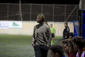 Guti en el banquillo del campo del Tamaraceite impotente frente a la derrota.