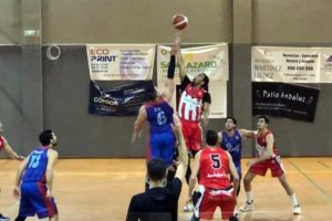 El salto inicial de un partido muy igualado.