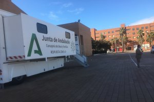 Equipo móvil para cribados masivos junto al Auditorio \'Maestro Padilla\' de la capital almeriense.
