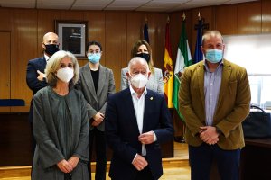 Alcalde y concejales con la asociación de familias numerosas.