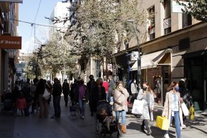 Una de las principales vías comerciales de la capital.