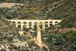 Imagen de los espectaculares arcos y el paraje del conjunto de Carcauz.