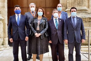 Foto de famila a las puertas del Parlamento tras la aprobación del Pacto