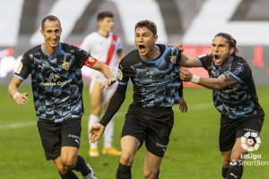 El central Cuenca celebra su gol al Rayo en el Estadio de Vallecas.