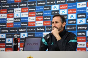 Vicente Moreno en sala de prensa analizando la visita del Almería.