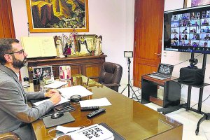 El alcalde durante la sesión plenaria telemática