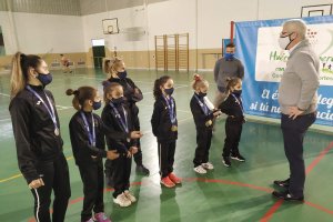 Recepción a las gimnastas Celia, Gabriela y Blanca, junto a sus compañeras de club.