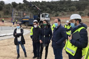 Autoridades políticas, en su visita a las obras que se están realizando.