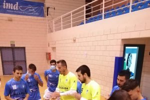 Los jugadores ejidenses recibiendo instrucciones.