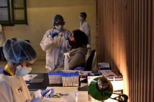 Almerienses se someten a un test de antígenos durante los cribados masivos.