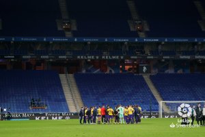 La imagen del partido con Gomes hablando con el grupo tras perder 2-1.