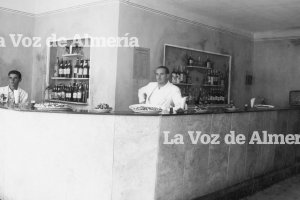 En la foto, el bar Pasaje con su elegante radio al fondo.