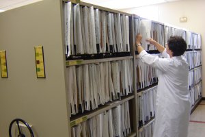 Imagen del antiguo archivo en papel del Hospital de Poniente.