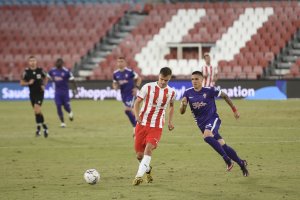 Maras con el balón en un estadio sin público.